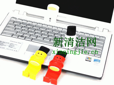 在办公室准备一只小毛笔清洁键盘（资料图片）